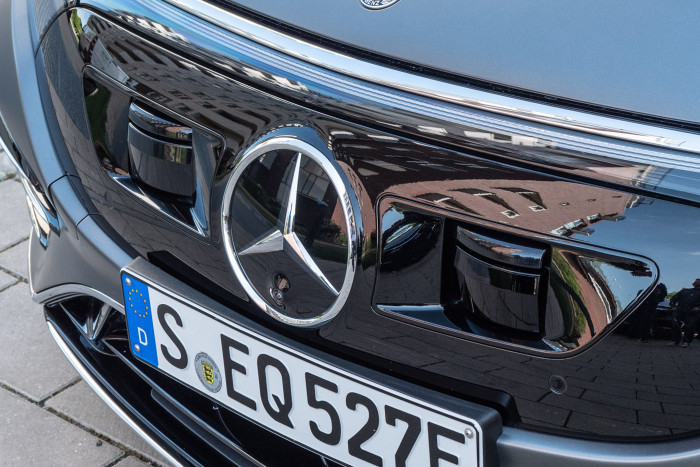 Erkennbar ist das an dem zusätzlichen Lidar auf der rechten Seite der Fronthaube. Auf der linken Seite befindet sich aus optischen Gründen eine Attrappe. (Foto: Martin Wolf/Golem.de) 