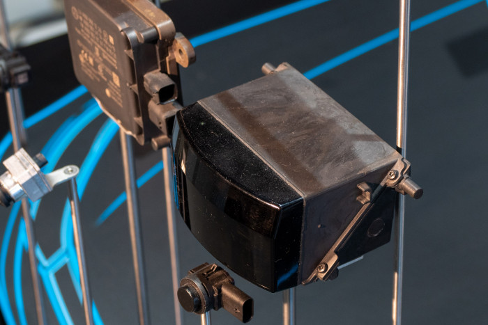 Der Laserscanner ist neben Radar und Kamera ein zusätzlicher Sensor, um die Sicherheit zu erhöhen. (Foto: Martin Wolf/Golem.de)