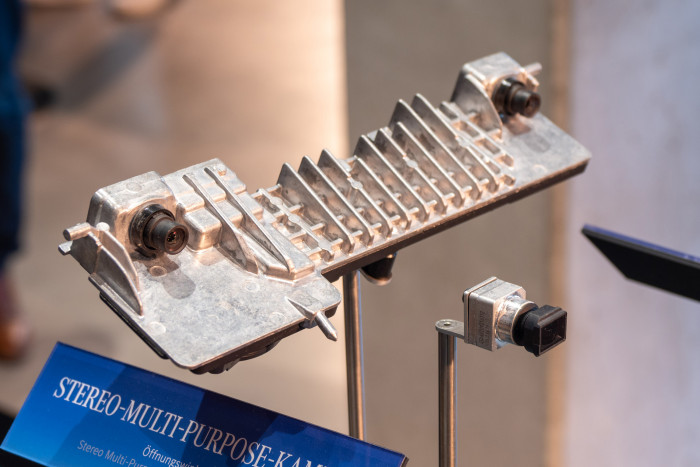 Die Stereokamera für die Frontsicht wurde für den Drive Pilot verbessert. (Foto: Martin Wolf/Golem.de)