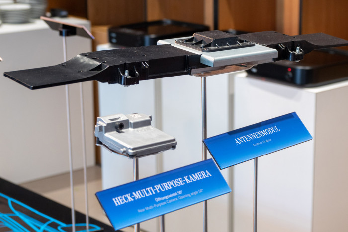 Nach hinten schaut eine zusätzliche Kamera. Das Antennenmodul dient der hochpräzisen Lokalisierung per GPS. (Foto: Martin Wolf/Golem.de)