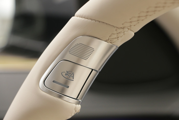 Per Lenkradtaste lässt sich der Staupilot aktivieren. (Foto: Friedhelm Greis/Golem.de)