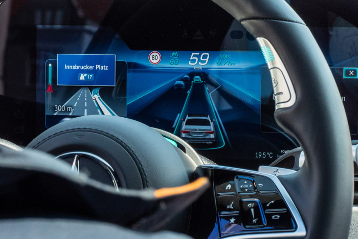 So lange ein Fahrzeug mit weniger als 60 km/h vorausfährt, wird es mit einem A markiert. Dann lässt sich die Funktion nutzen. (Foto: Martin Wolf/Golem.de)