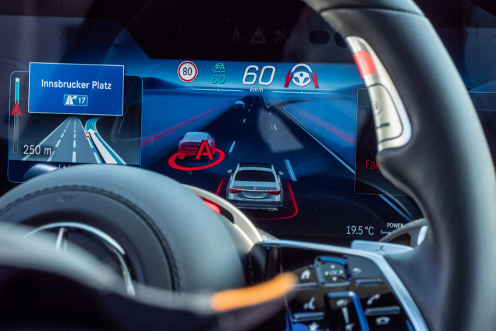 Auch einscherende Fahrzeuge können als Leitfahrzeug dienen. (Foto: Martin Wolf/Golem.de)