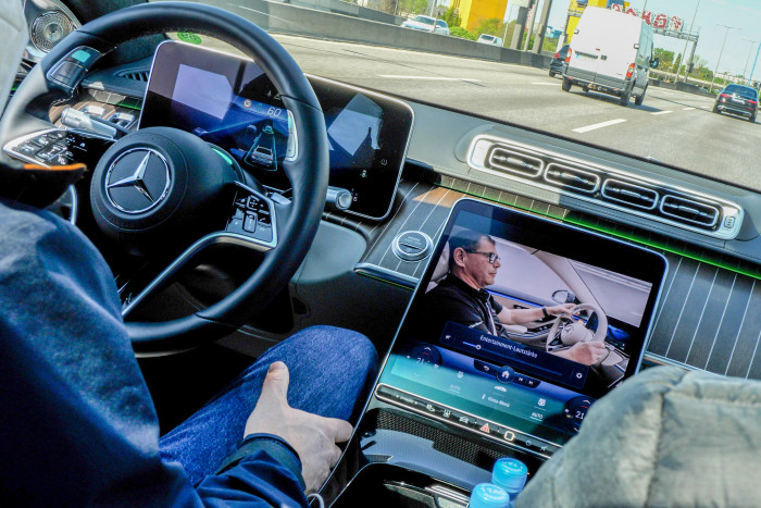 Bei aktiviertem Drive Pilot lassen sich Videos auf dem Monitor anschauen. (Foto: Martin Wolf/Golem.de)