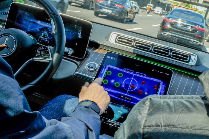 Selbst Videospiele wie das vorinstallierte Shufflepuck können genutzt werden. (Foto: Martin Wolf/Golem.de)