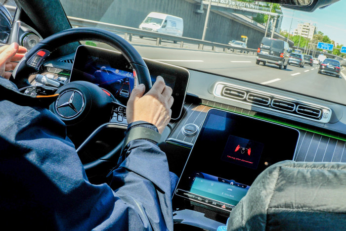 Fallen die Nutzungsbedingungen weg, muss der Fahrer das Lenkrad wieder übernehmen. (Foto: Martin Wolf/Golem.de)