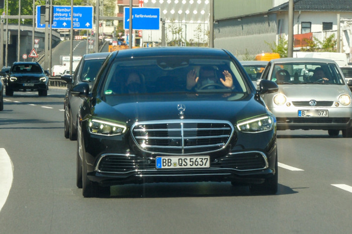 Hände weg vom Lenkrad: Das könnte ein häufigerer Anblick auf deutschen Autobahnen werden. (Foto: Martin Wolf/Golem.de)