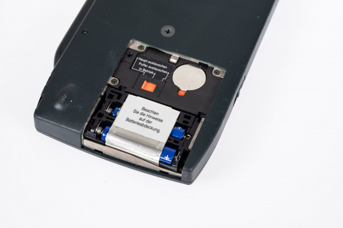 Eine Backup-Batterie verhindert, dass die Daten beim Wechsel der Hauptbatterien gelöscht werden. (Bild: Martin Wolf/Golem.de)