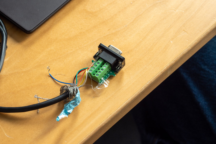 Da unserem Messagepad das Verbindungskabel zu einem PC fehlt, haben wir uns eines selbst gebaut. (Bild: Martin Wolf/Golem.de)