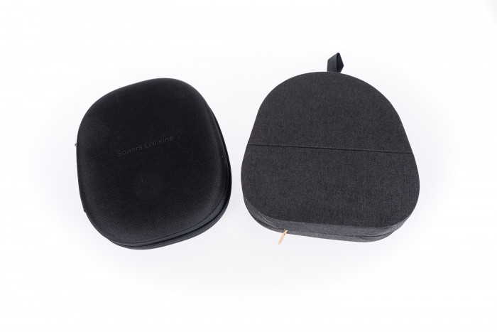 Die Tasche vom PX7 S2 links und rechts daneben die Tasche vom WH-1000XM5 von Sony (Bild: Martin Wolf/Golem.de)