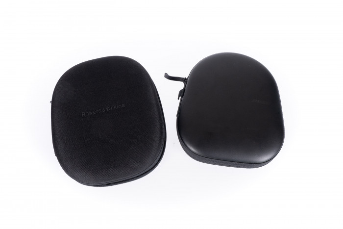 Die Tasche vom PX7 S2 links und rechts daneben die Tasche der Noise Cancelling Headphones 700 von Bose (Bild: Martin Wolf/Golem.de)