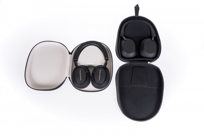 Die Tasche vom PX7 S2 links und rechts daneben die Tasche vom WH-1000XM5 von Sony (Bild: Martin Wolf/Golem.de)