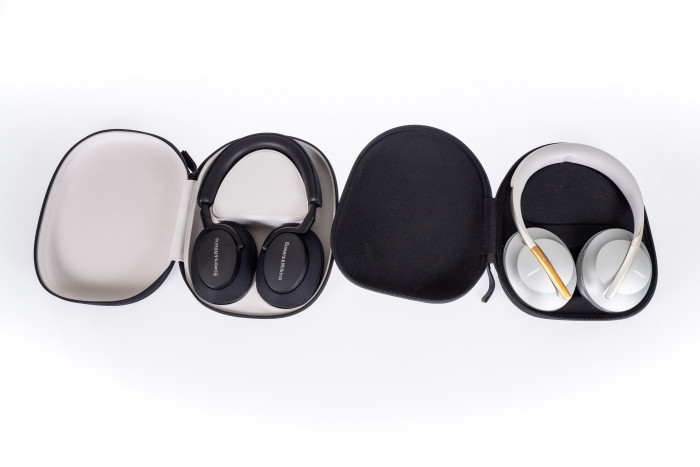 Die Tasche vom PX7 S2 links und rechts daneben die Tasche der Noise Cancelling Headphones 700 von Bose (Bild: Martin Wolf/Golem.de)