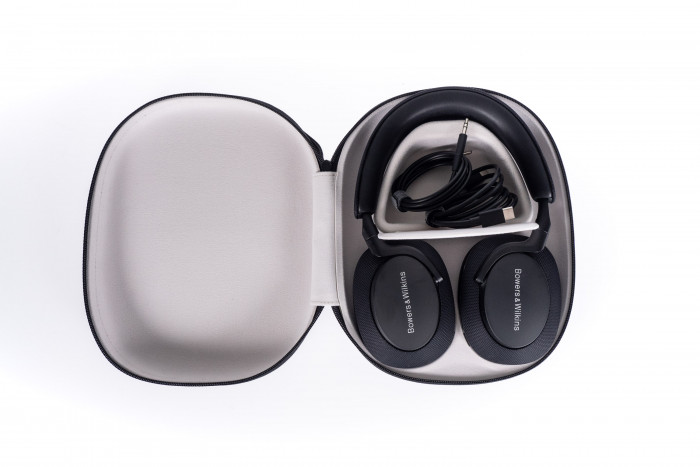 PX7 S2 in der Transporttasche mit geöffnetem Zubehörfach (Bild: Martin Wolf/Golem.de)