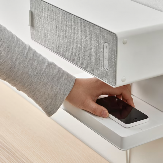 Symfonisk-Regal mit kabelloser Ladefunktion (Bild: Ikea)