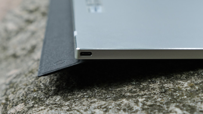 Das Panel wird per USB-C angeschlossen. (Bild: Oliver Nickel/Golem.de)