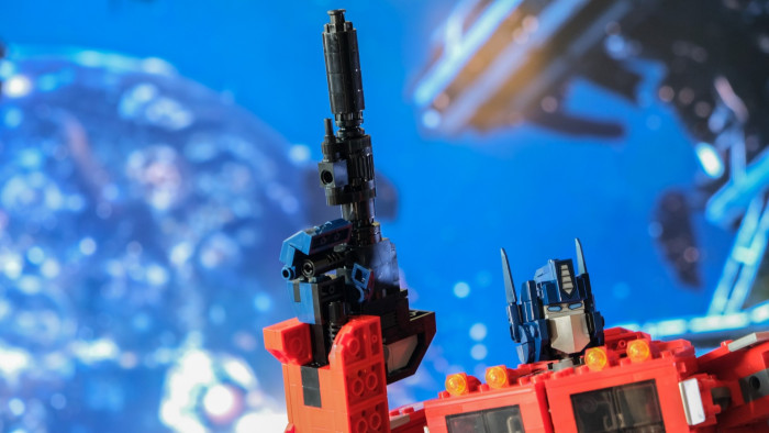 Optimus Prime hält seinen Ionenblaster. (Bild: Oliver Nickel/Golem.de)
