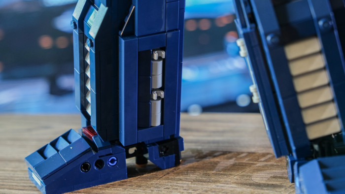 Die Füße sollten wir vorsichtig einstellen.  (Bild: Oliver Nickel/Golem.de)