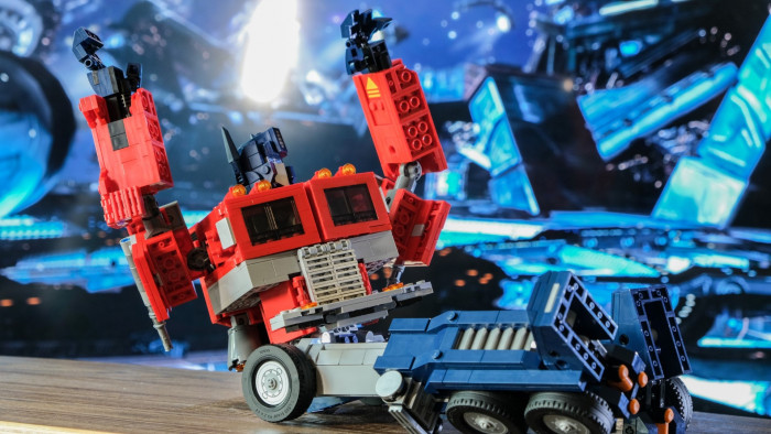 Die Figur ist sehr flexibel. (Bild: Oliver Nickel/Golem.de)