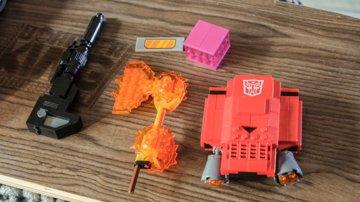 Eine Menge Zubehör für die Figur (Bild: Oliver Nickel/Golem.de)