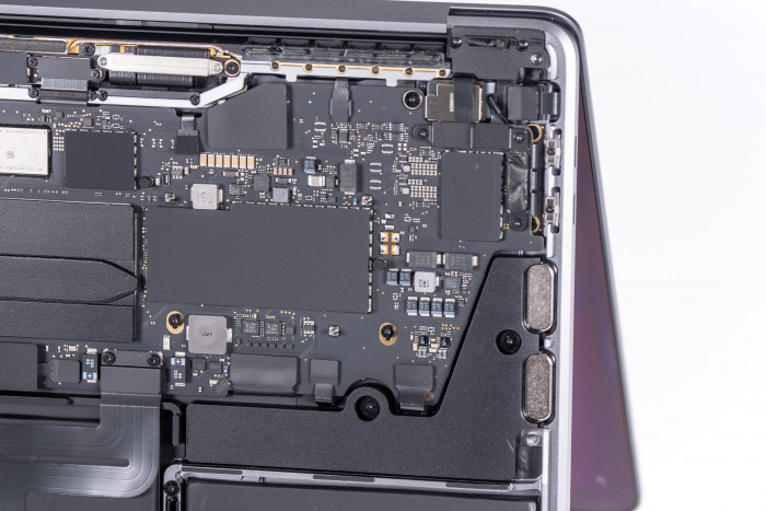 Hinter den Abdeckungen sind Flash-Speicher und RAM verlötet. (Bild: Martin Wolf/Golem.de)