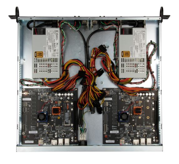 So sieht es im Inneren eines Knoten von Monte Cimone aus: Zwei Netzteile und zwei Hifive Unmatched Mini-ITX-Boards. (Bild: E4 Computer Engineering)