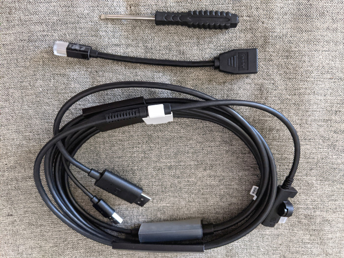 Für kabelgebundenes VR: DisplayPort-Kabel, Adapter und Schraubenzieher (Bild: Achim Fehrenbach)