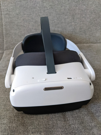 Im Lieferumfang enthalten: ein Head Strap für mehr Tragekomfort (Bild: Achim Fehrenbach)