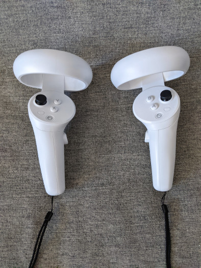 Ähnliches Button-Layout wie beim Quest 2: die Pico-Controller. (Bild: Achim Fehrenbach)