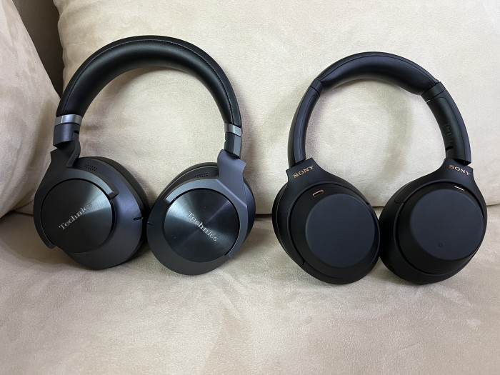 EAH-A800 von Technics links, rechts daneben Sonys WH-1000XM4 (Bild: Ingo Pakalski/Golem.de)