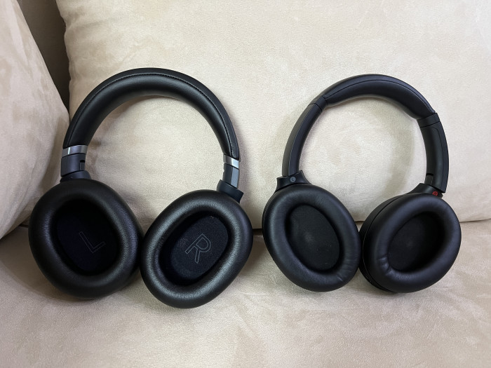 EAH-A800 von Technics links, rechts daneben Sonys WH-1000XM4 (Bild: Ingo Pakalski/Golem.de)