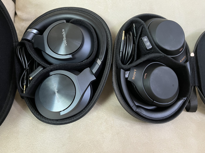 EAH-A800 in der Tasche links, rechts daneben WH-1000XM4 in der Tasche (Bild: Ingo Pakalski/Golem.de)