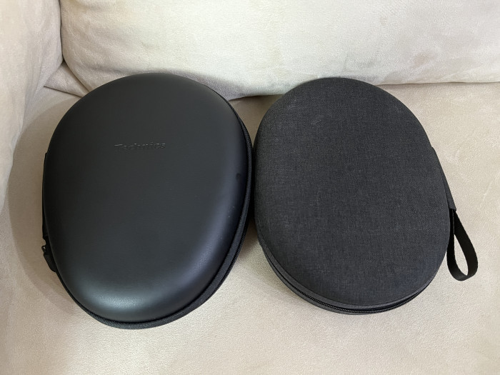 Links die Tasche vom EAH-A800 und rechts daneben die ähnlich große Tasche vom WH-1000XM4 (Bild: Ingo Pakalski/Golem.de)