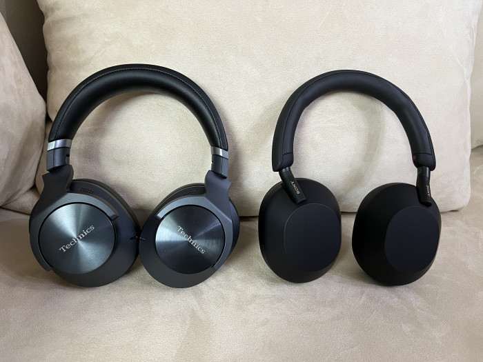 Links EAH-A800 von Technics, rechts daneben Sonys WH-1000XM5 (Bild: Ingo Pakalski/Golem.de)