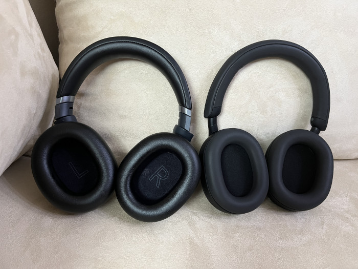 Links EAH-A800 von Technics, rechts daneben Sonys WH-1000XM5 (Bild: Ingo Pakalski/Golem.de)