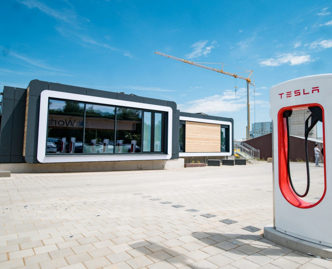 Lounge am Tesla-Supercharger in Endsee (Bild: BK Group)