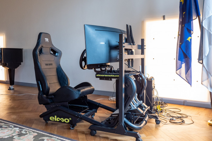 Die Hardware für die Fernsteuerung ist aus dem Gamingbereich. (Bild: Martin Wolf / Golem.de)