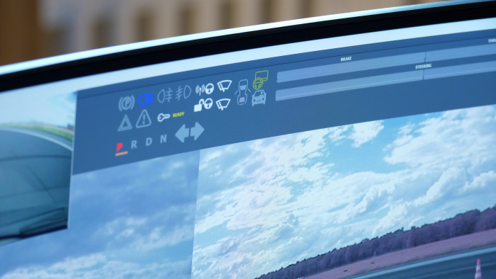 Die eingeblendeten Daten sind eher dezent und ließen uns den eingeschalteten Blinker vergessen. (Bild: Martin Wolf / Golem.de)