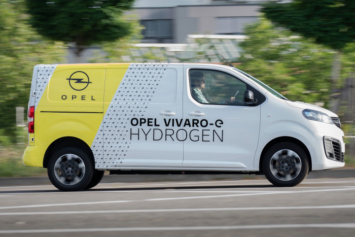 Opel bietet das Fahrzeug in zwei Größen: M ist 4,96 m lang, L hat einen längeren Überhang und kommt so auf 5,31 m. (Foto: Opel)