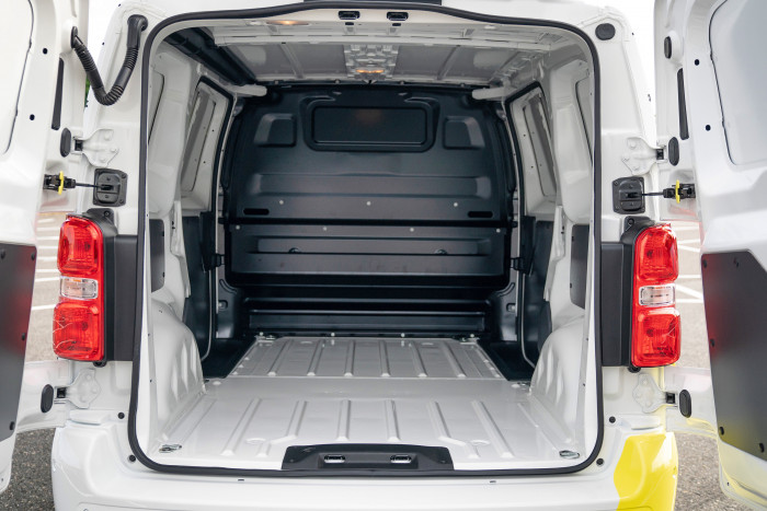 Das Platzangebot unterscheidet sich nicht von der Verbrennerversion. (Foto: Opel)