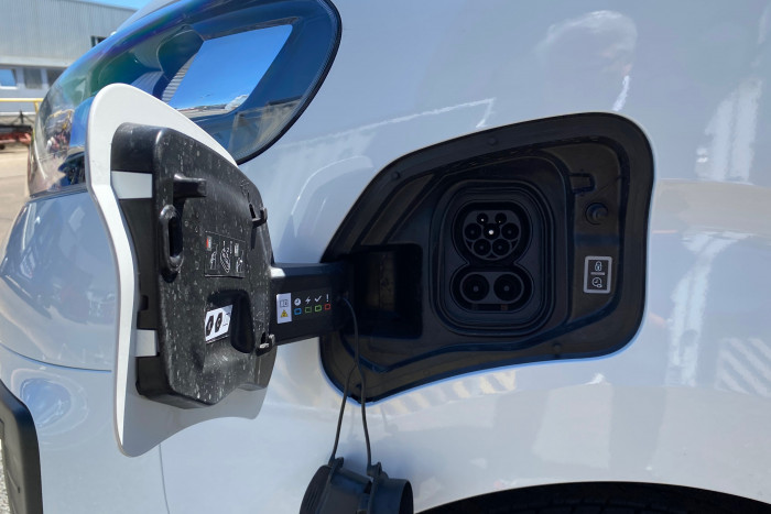 Der zusätzliche Akku lässt sich trotz der CSS-Buchse nur mit Wechselstrom laden. (Foto: Dirk Kunde)  