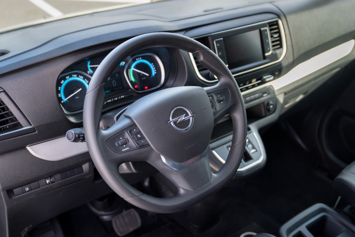 Der Innenraum unterscheidet sich nicht vom elektrischen Vivaro. (Foto: Opel)
