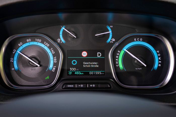 Die Gesamtreichweite soll bei 400 km nach WLTP liegen. (Foto: Opel)