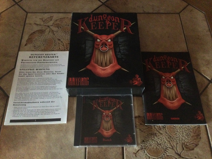 Eine CD, zwei dicke Anleitungsheftchen und eine große DIN-A4-Schachtel gehörten zur Grundausstattung der Urversion von Dungeon Keeper. (Bild: Medienagentur Plassma)