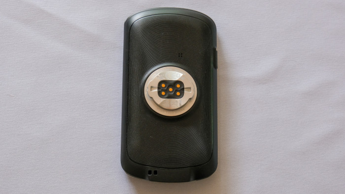 Die Halterung auf der R&uuml;ckseite ist nun aus Eisen statt aus Kunststoff. (Foto: Steinlechner/Golem.de)