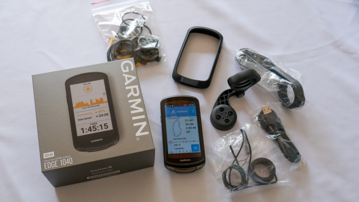 Der gesamte Inhalt der Packung des Edge 1040 Solar (Foto: Steinlechner/Golem.de)