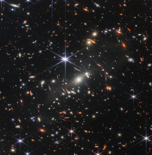 Das erste veröffentlichte Bild von JWST war der Galaxiehaufen SMACS 0723, zusammen mit einer Vielzahl an Hintergrundgalaxien.