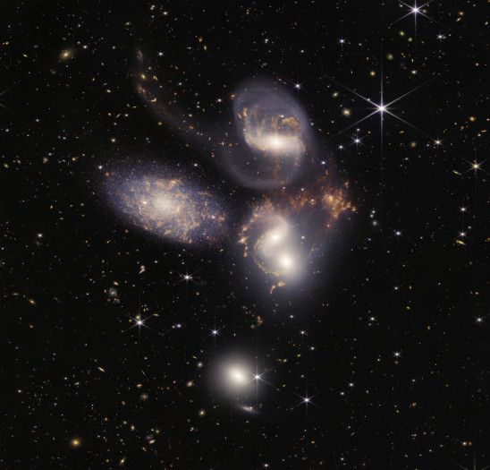 Stephans Quintett ist eine Gruppe aus vier Galaxien, die gravitativ miteinander wechselwirken und einer Vordergrundgalaxie (links im Bild), die sich nur zufällig an der gleichen Stelle des Himmels befindet.