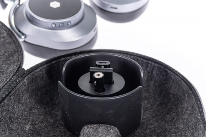 Die mitgelieferten Adapter k&ouml;nnen in den Einsatz f&uuml;r Zubeh&ouml;r gesteckt werden. (Bild: Martin Wolf Golem.de)