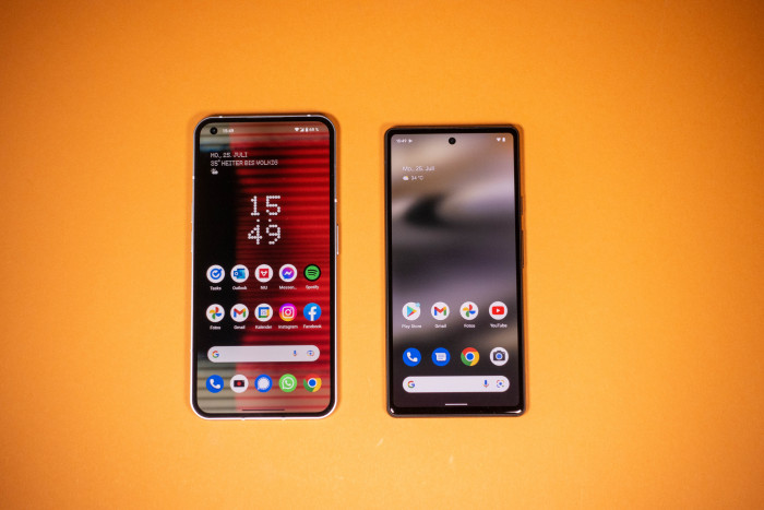 Das Phone (1) ist ein gutes Stück größer als das Pixel 6a. (Bild: Tobias Költzsch/Golem.de)